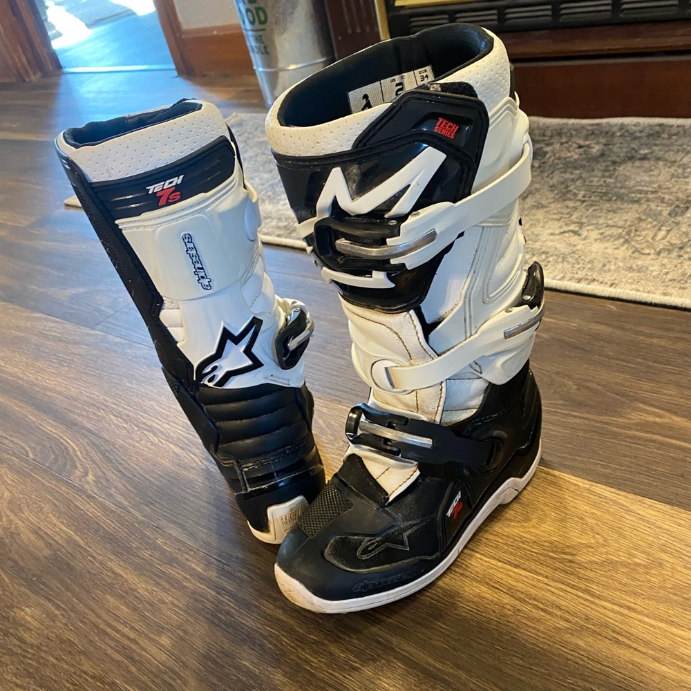 Youth Alpinestar Tech 7s Size 2 in good condition.